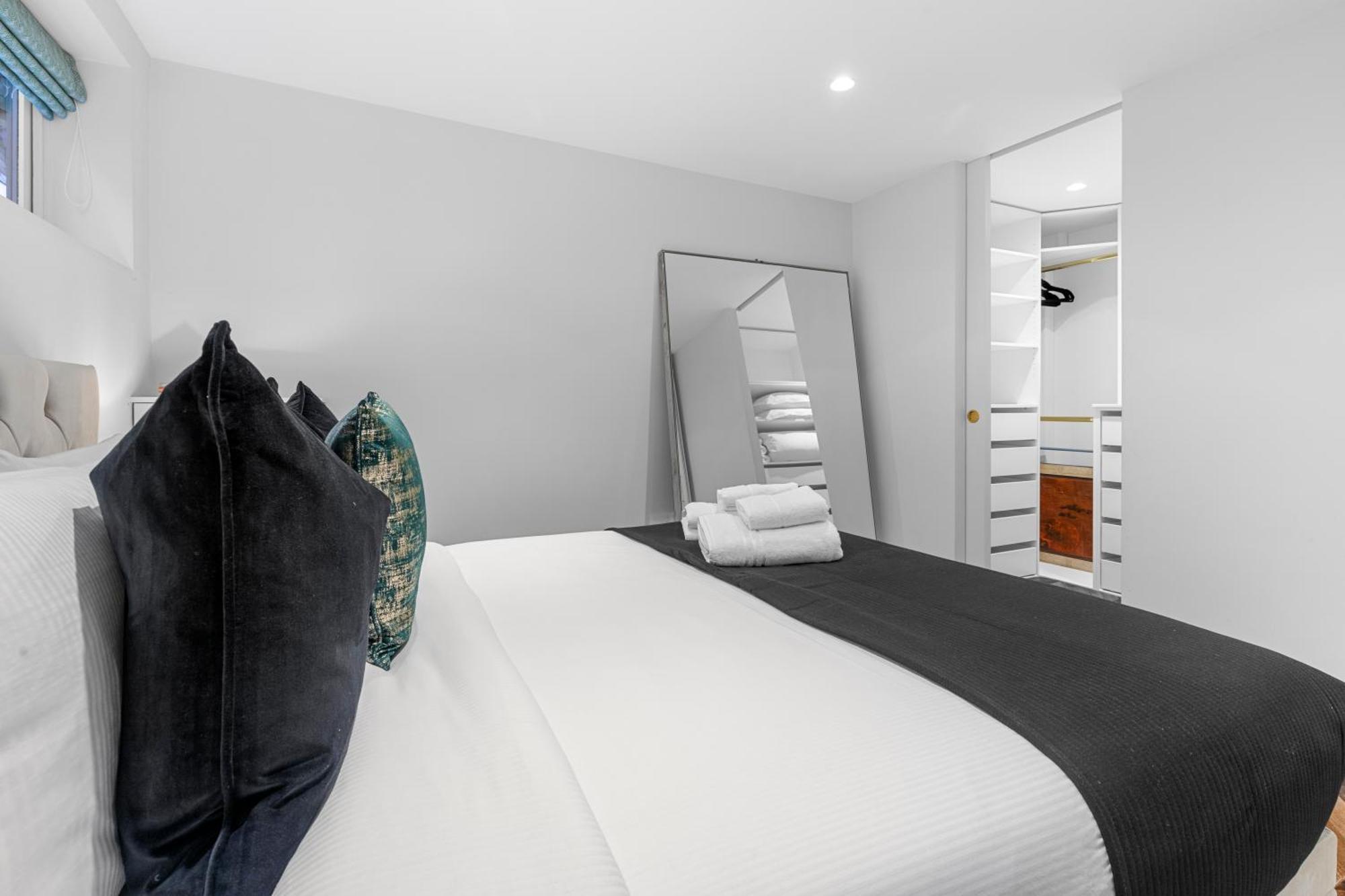 Contemporary 2-bedroom Escape In Notting Hill Apartment