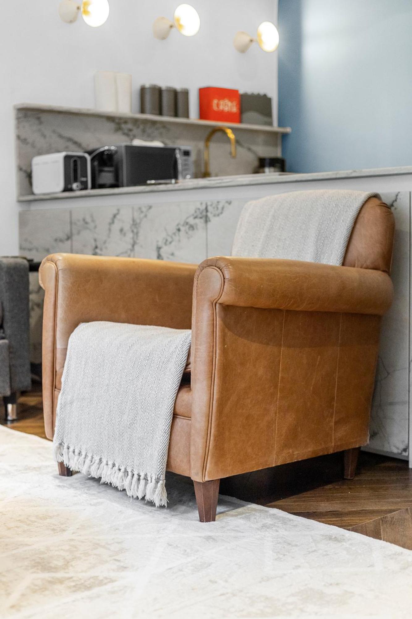 Contemporary 2-bedroom Escape In Notting Hill Apartment